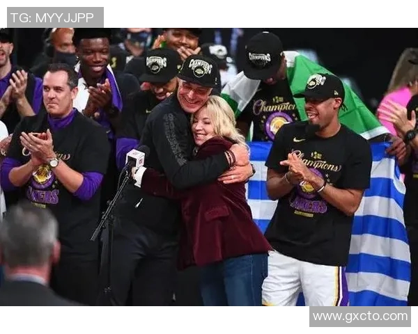 巴斯家族出售湖人队大部分股份创下100亿美元估值新纪录